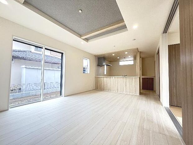 明るい日差しが入る風通しの良いリビングです。