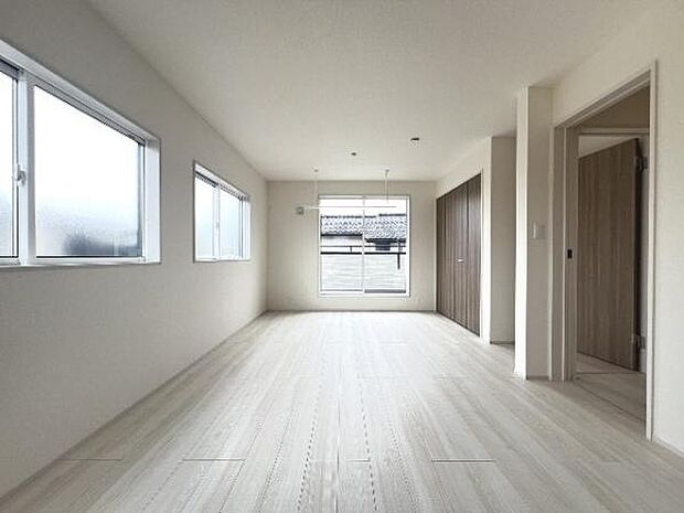 明るい広々とした主寝室でご家族ゆっくりお休みになれますね。