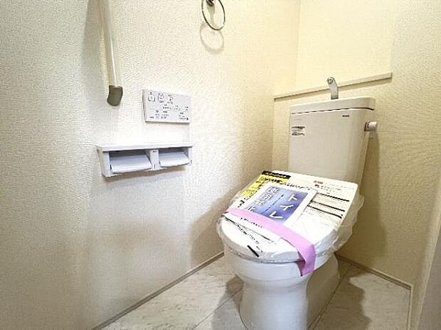 シャワー洗浄機能付のトイレは、清潔感が印象的な空間ですね。