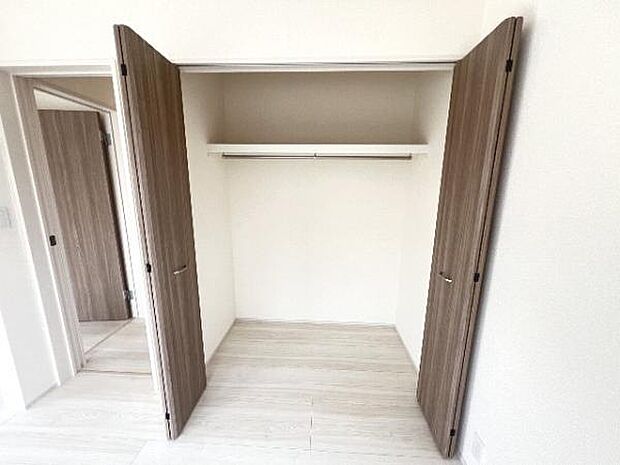 いつでもお部屋をスッキリお使い頂ける収納スペースを設置。