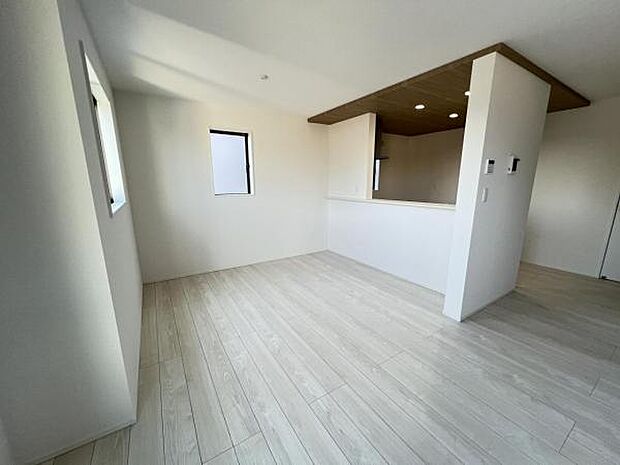 お食事中もキッチンと会話が楽しめるダイニングスペース。