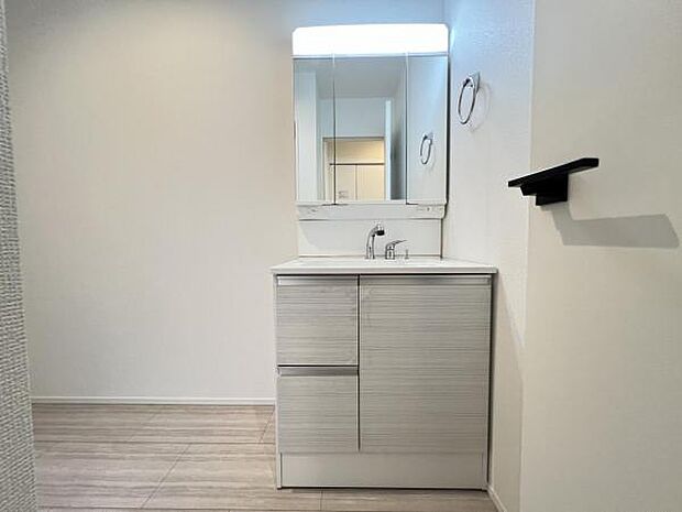 洗面化粧台です。朝の身支度から1日が始まります。