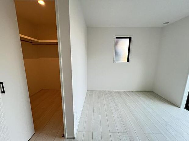 ウォークインクローゼットがあり収納スペースも豊富。季節物もスッキリ片付きそうです。