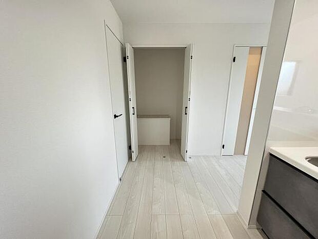 いつでもお部屋をスッキリお使い頂ける収納スペースを設置。