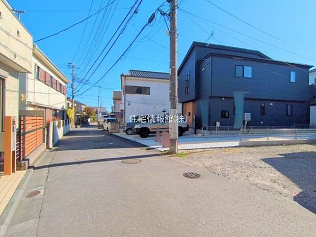 前面道路を含めた現地写真です。