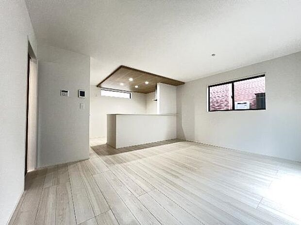 明るい日差しが入る風通しの良いリビングです。