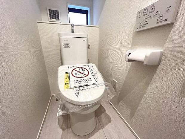 シャワー洗浄機能付のトイレは、清潔感が印象的な空間ですね。