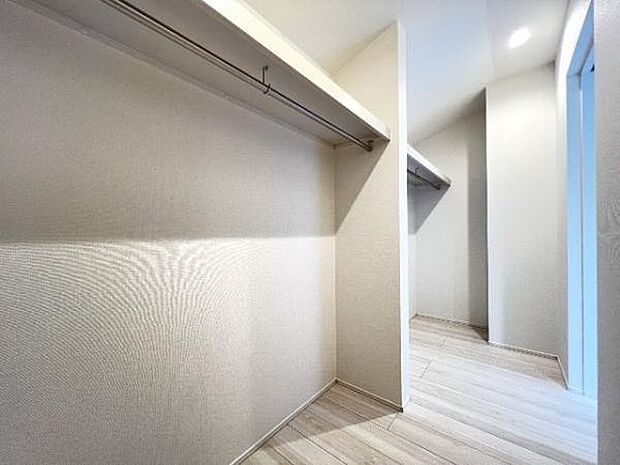 ウォークインクローゼットがあり収納スペースも豊富。季節物もスッキリ片付きそうです。
