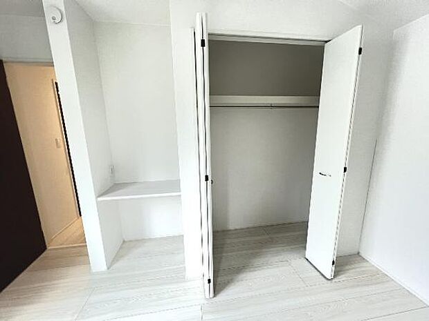 いつでもお部屋をスッキリお使い頂ける収納スペースを設置。