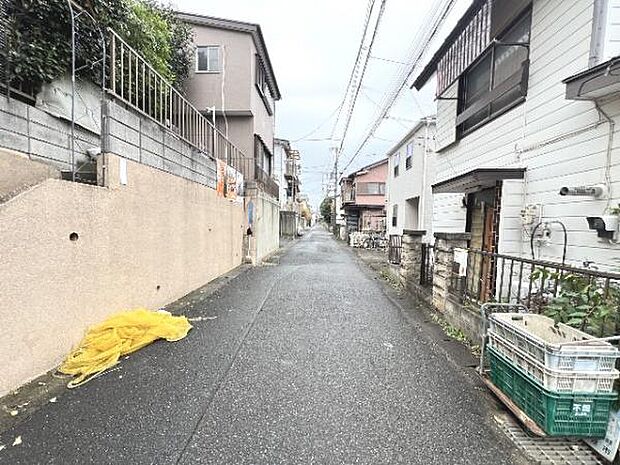 前面道路を含めた現地写真です。