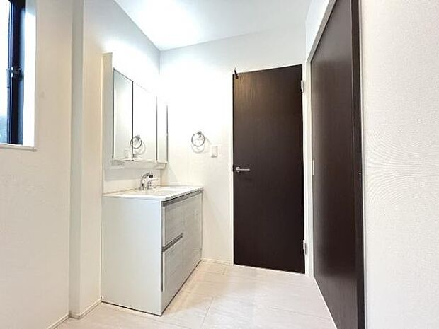 快適で清潔感がある脱衣スペースです。