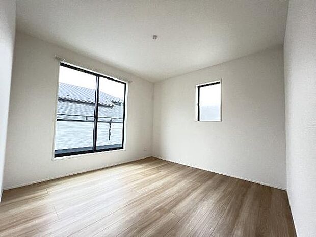 2面採光の明るい洋室です。