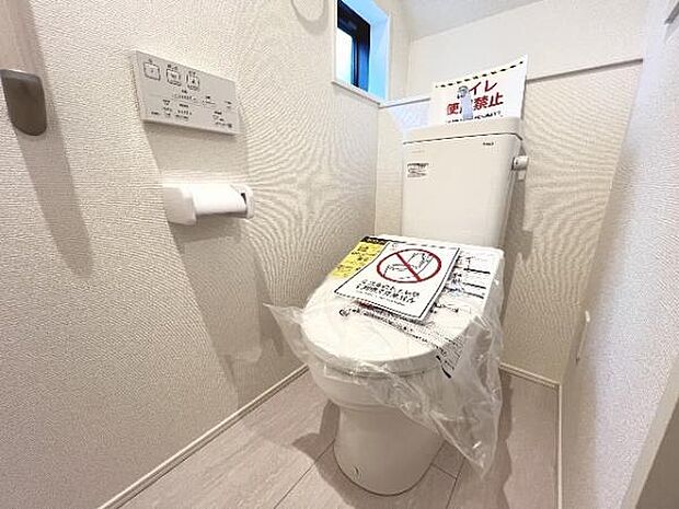 シャワー洗浄機能付のトイレは、清潔感が印象的な空間ですね。