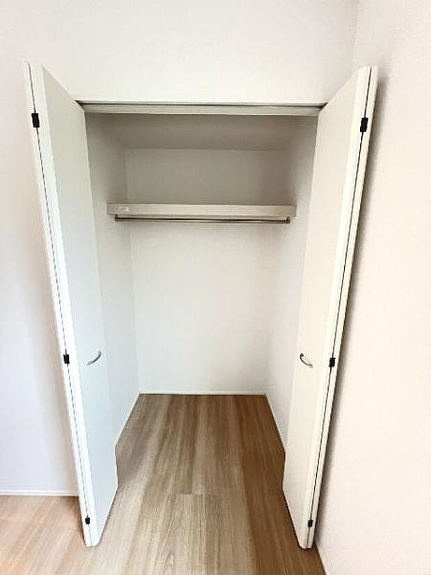 いつでもお部屋をスッキリお使い頂ける収納スペースを設置。