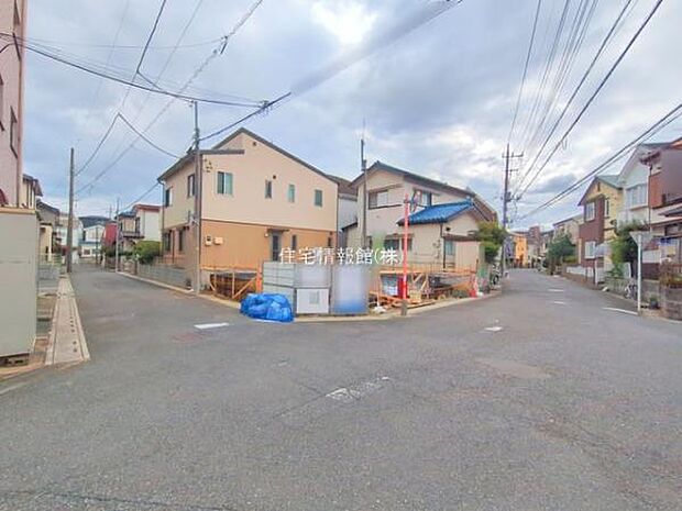 前面道路を含めた現地写真です。