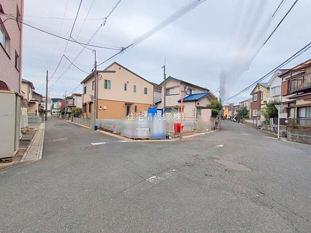 前面道路を含めた現地写真です。