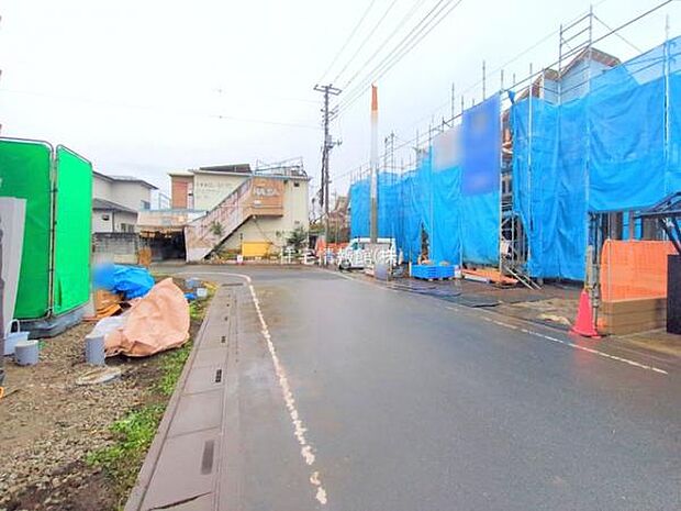 前面道路を含めた現地写真です。