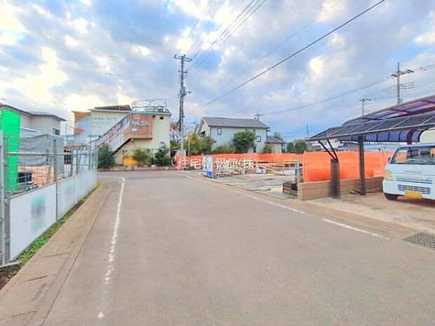 前面道路を含めた現地写真です。