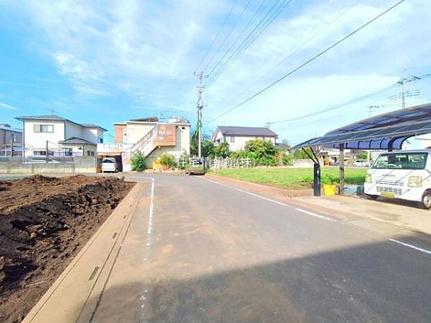 前面道路を含めた現地写真です。