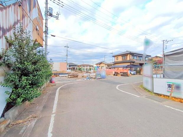 前面道路を含めた現地写真です。