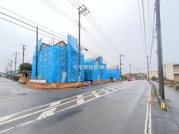 前面道路を含めた現地写真です。