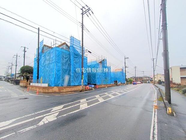 前面道路を含めた現地写真です。