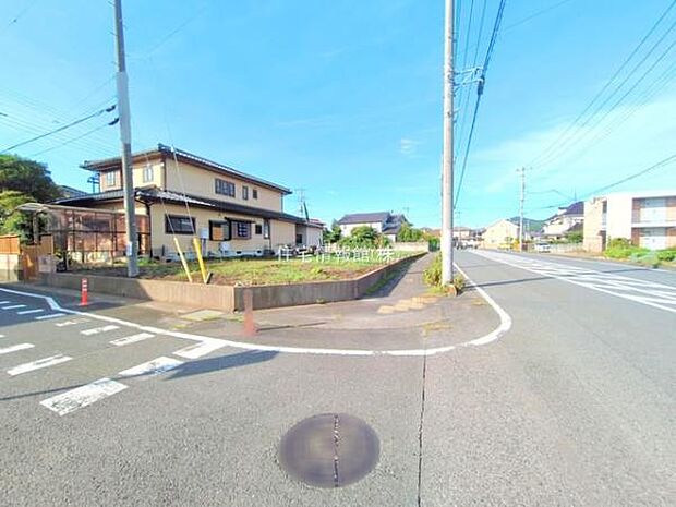 前面道路を含めた現地写真です。
