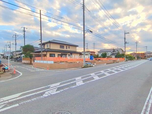 前面道路を含めた現地写真です。