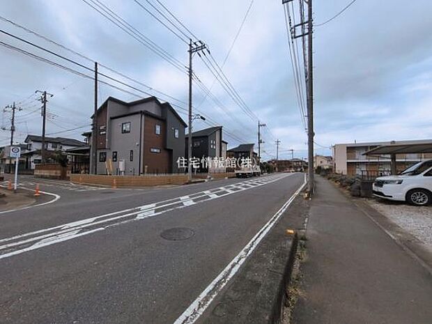 前面道路を含めた現地写真です。