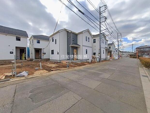 前面道路を含めた現地写真です。