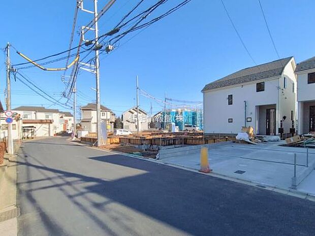 前面道路を含めた現地写真です。