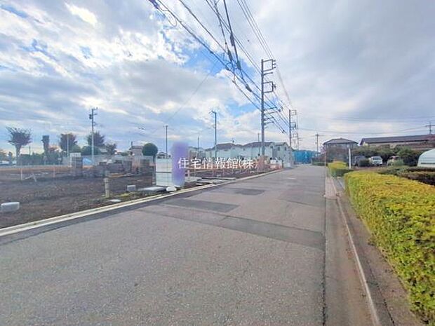 前面道路を含めた現地写真です。