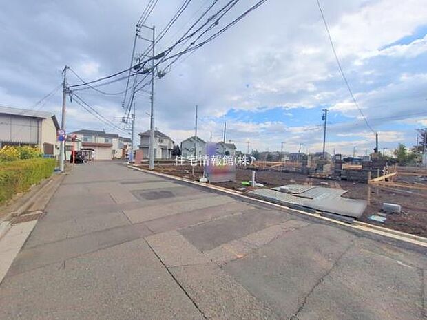 前面道路を含めた現地写真です。