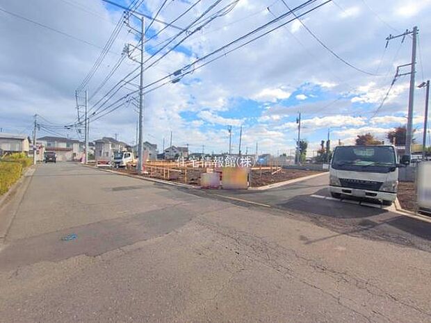 前面道路を含めた現地写真です。