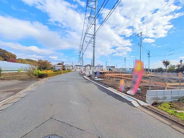前面道路を含めた現地写真です。