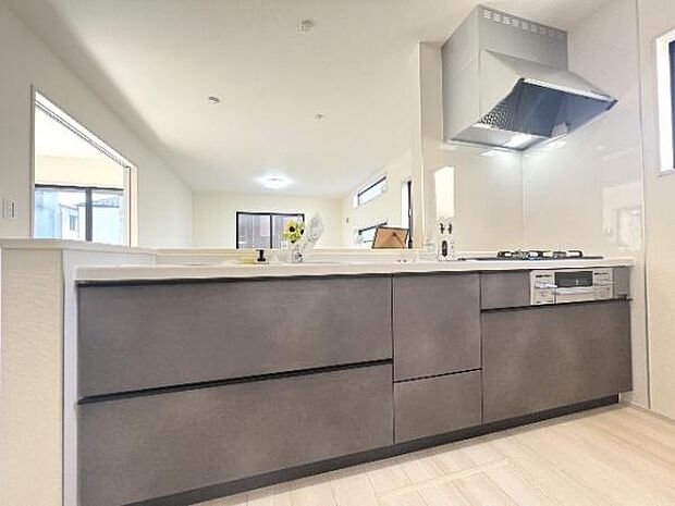 ご家族を見守りながら家事が捗る対面式キッチン。お料理をしながらご家族のサポートも可能です。