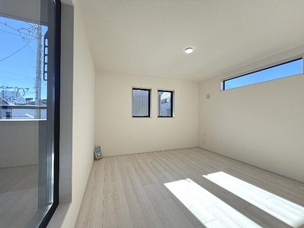 明るい広々とした主寝室でご家族ゆっくりお休みになれますね。