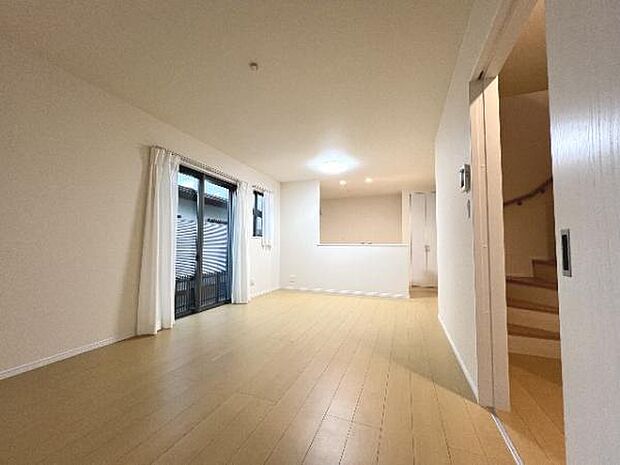 明るい日差しが入る風通しの良いリビングです。