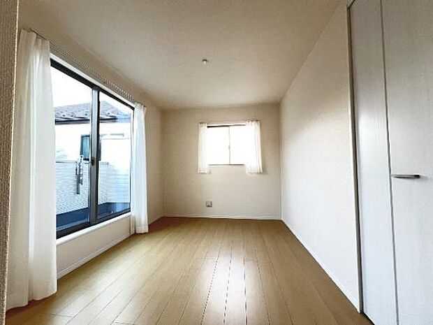 明るい広々とした主寝室でご家族ゆっくりお休みになれますね。