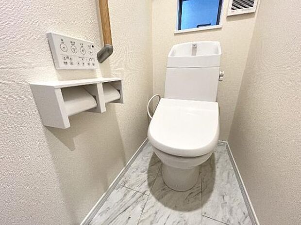 シャワー洗浄機能付のトイレは、清潔感が印象的な空間ですね。
