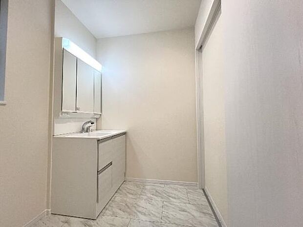 シャワー付き洗面化粧台です。手軽にシャンプーができ、お掃除もしやすいですね。