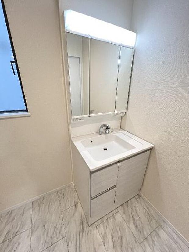 シャワー付き洗面化粧台です。手軽にシャンプーができ、お掃除もしやすいですね。