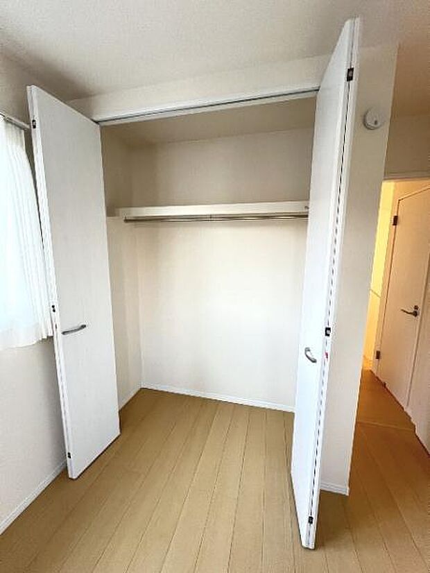 いつでもお部屋をスッキリお使い頂ける収納スペースを設置。