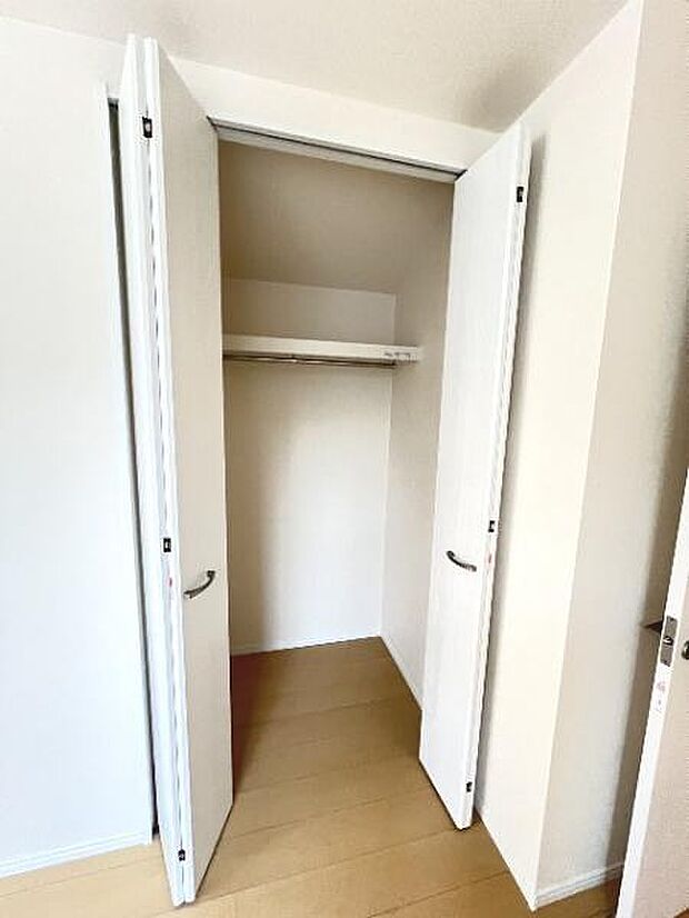 中の物を確認しやすく、取り出しやすい収納スペース。お部屋を広々とお使いいただけます。