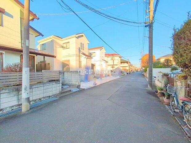 前面道路を含めた現地写真です。