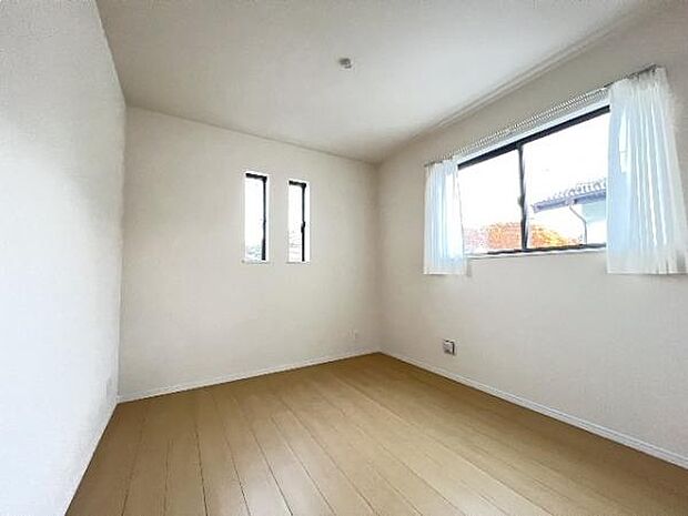 2面採光を確保した室内は、明るく風通しも良く、大変居心地の良い空間となっております。