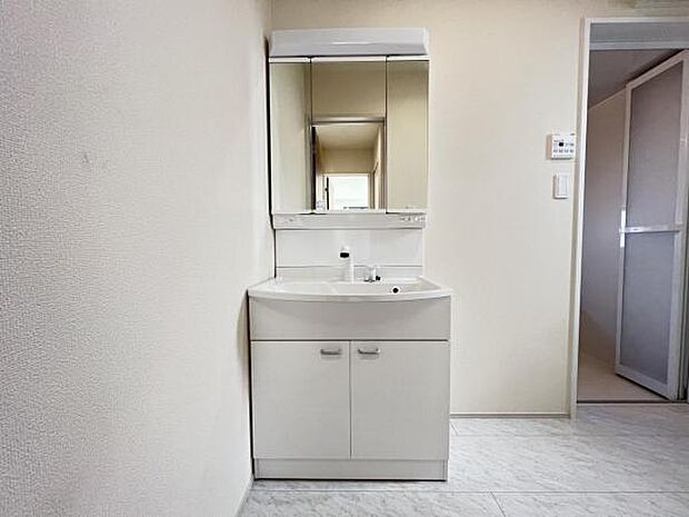 洗面化粧台です。朝の身支度から1日が始まります。