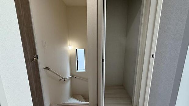 いつでもお部屋をスッキリお使い頂ける収納スペースを設置。