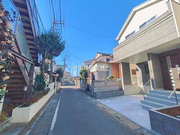 前面道路を含めた現地写真です。