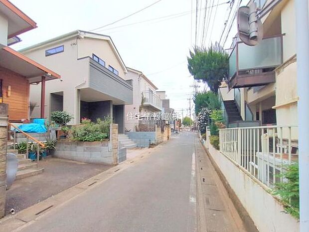 前面道路を含めた現地写真です。